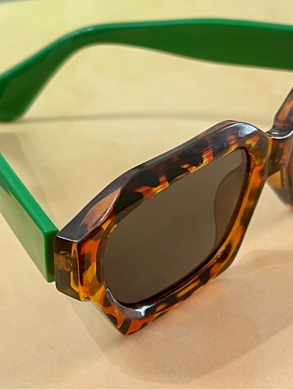 🤎🌳 Free People Tortoise Shell Sunglasses with Green Temples 🌳🤎 - Picture 4 of 15